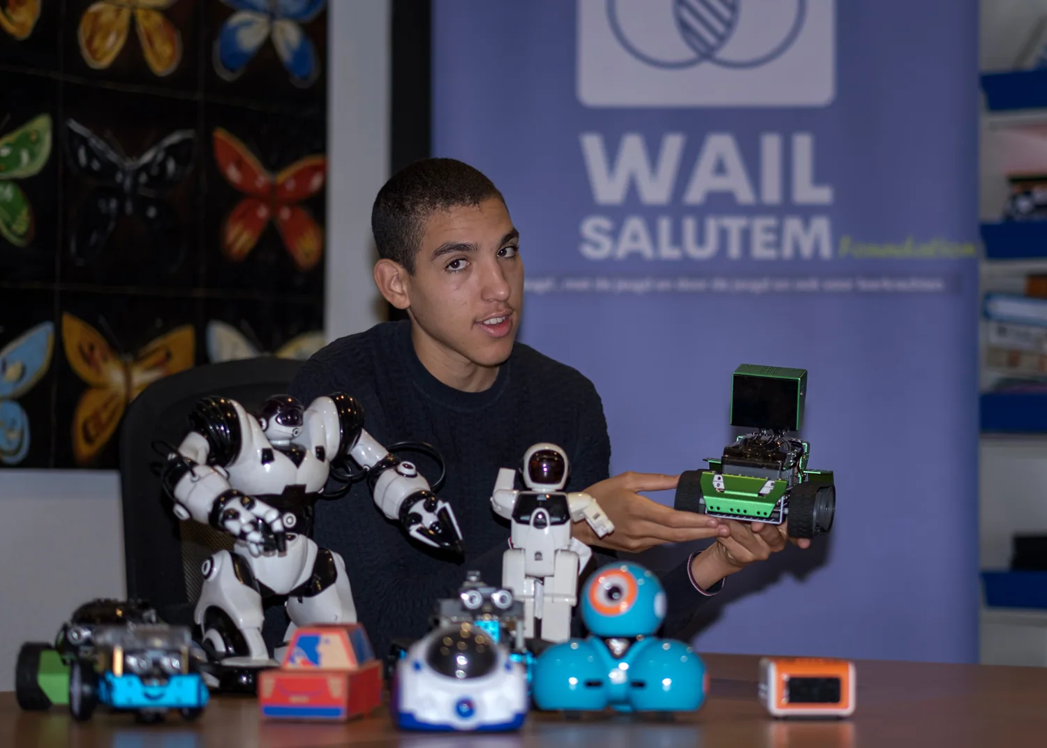 Wail demonstreert een educatieve robot